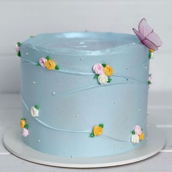 مدل کیک تولد ساده و شیک خامه ای 