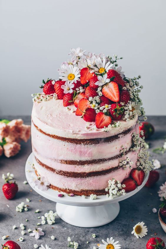 مدل کیک تولد ساده و شیک خانگی با تزیین گل و توت فرنگی