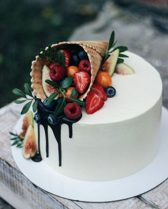 مدل کیک تولد ساده و شیک میوه ای