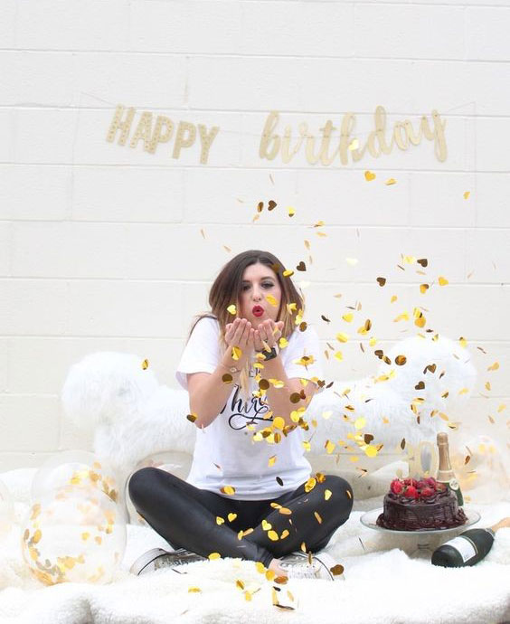 ژست عکس تولد با کیک برای اینستاگرام