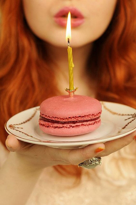 ژست عکس تولد با کیک کوچک ساده