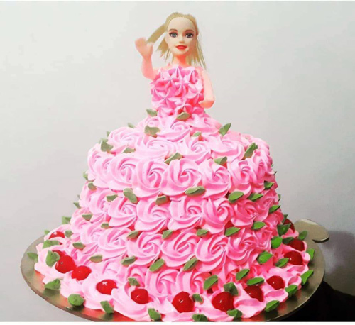 مدل کیک تولد خامه ای عروسکی