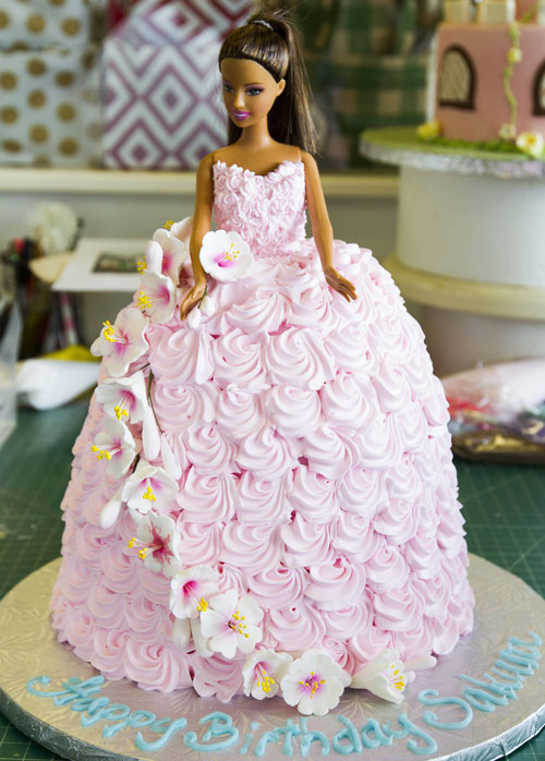 کیک تولد دخترانه عروسکی صورتی