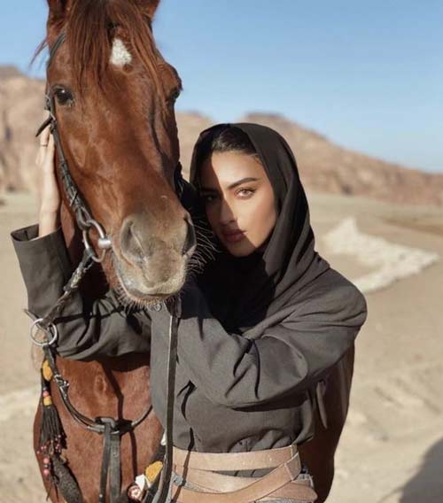 عکس دختر با حجاب با اسب