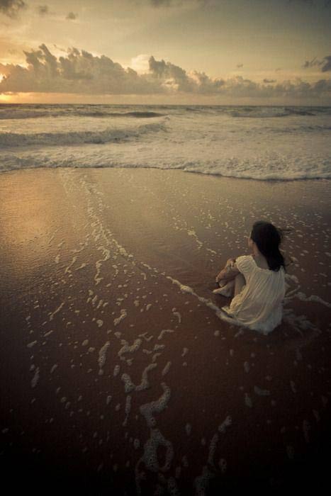 عکس دختر تنها و غمگین کنار دریا