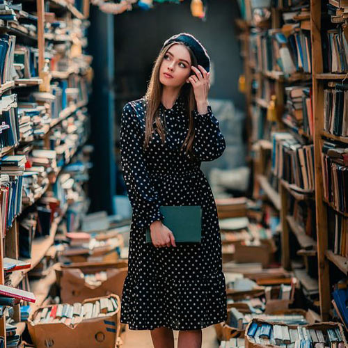 عکس دختر در کتابخانه برای پروفایل
