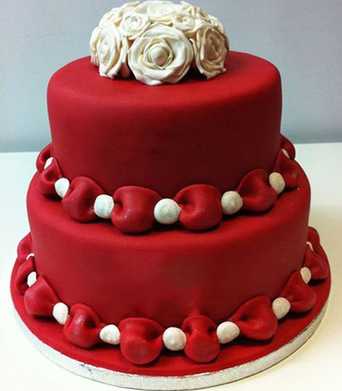 کیک تولد دخترانه قرمز با خمیر فوندانت و دراژه شکلاتی مروارید 