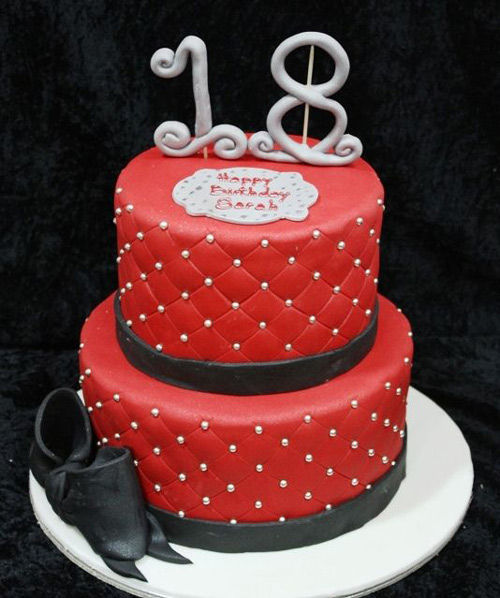 کیک تولد دخترانه با تم قرمز مشکی