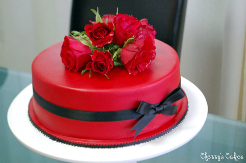 کیک تولد قرمز دخترانه ساده با تزیین گل