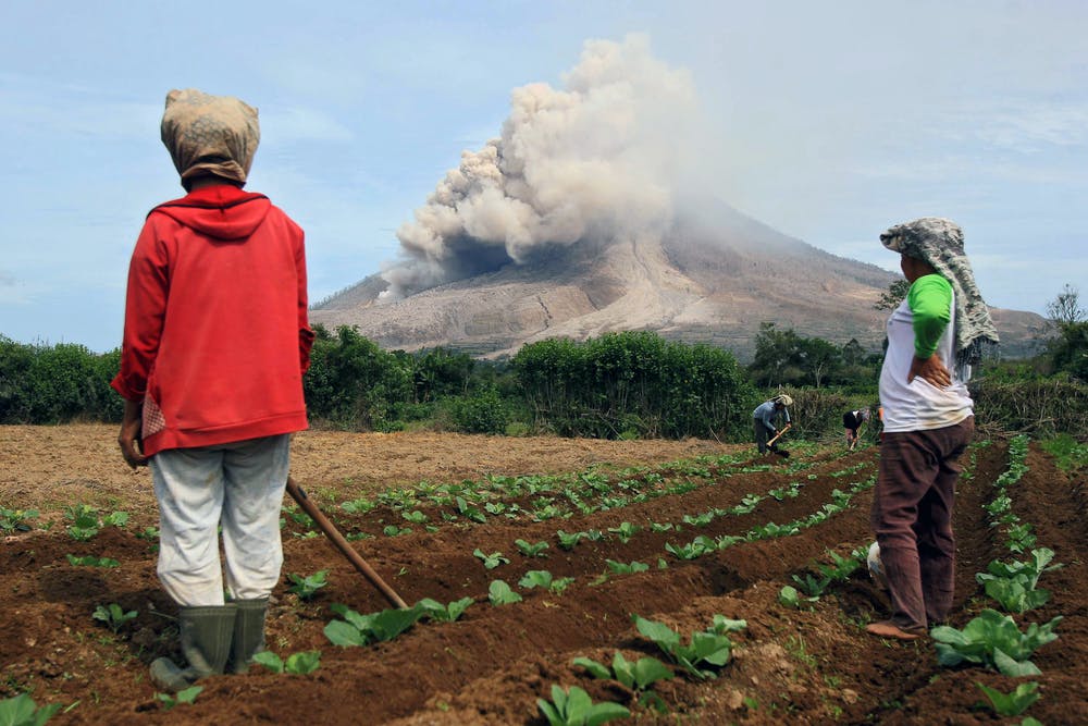 ساکنان مناطق آتشفشانی چه موارد ایمنی را باید رعایت کنند؟