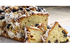طرز تهیه کیک کشمش و گردو پف دار به ۲ روش