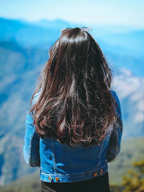 عکس دختر از پشت سر با کلاه برای پروفایل