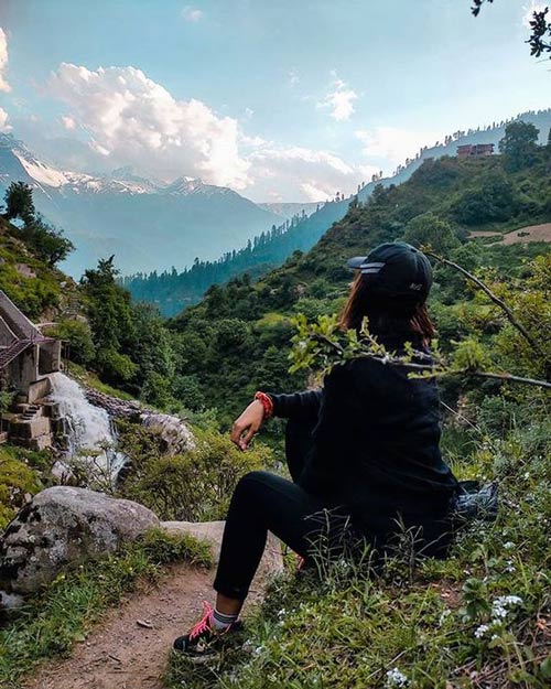 عکس دختر از پشت سر با کلاه برای پروفایل