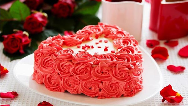 کیک تولد خامه ای قلبی با شکوفه های گل