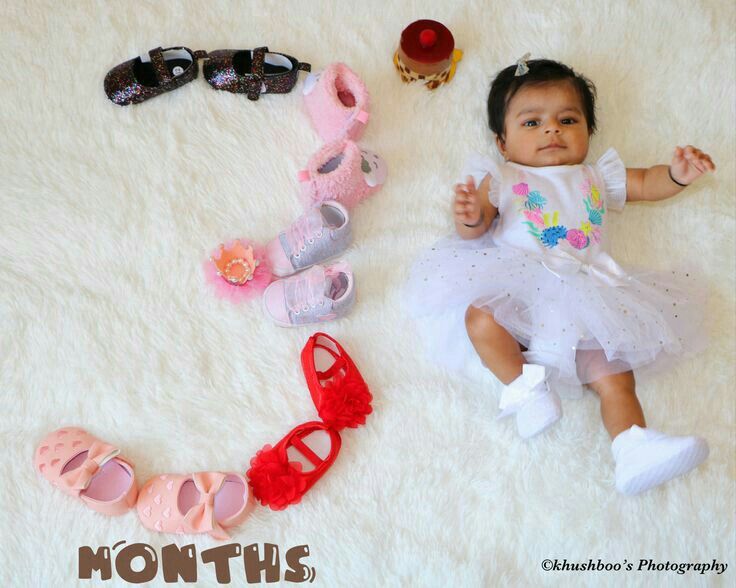 ایده عکاسی ماهگرد نوزاد با کفش دخترانه