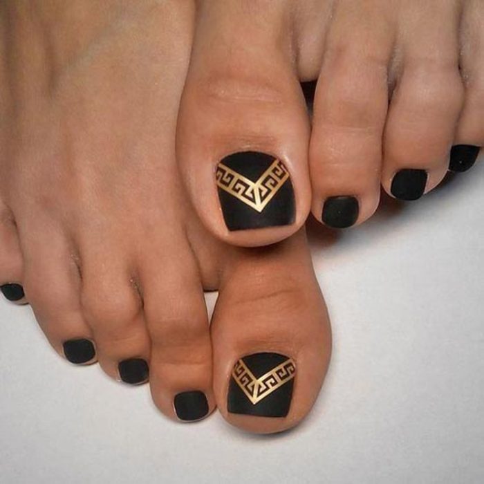 عکس طراحی ناخن پا با رنگ مشکی