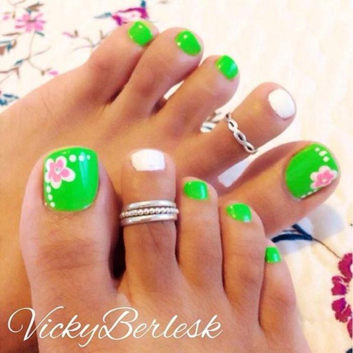 عکس طراحی ناخن پا به رنگ سبز