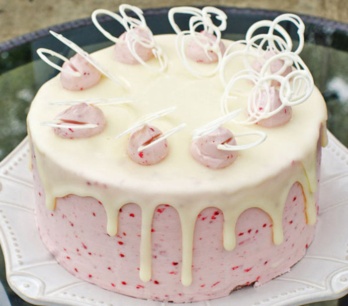 کیک توت فرنگی با روکش گاناش سفید