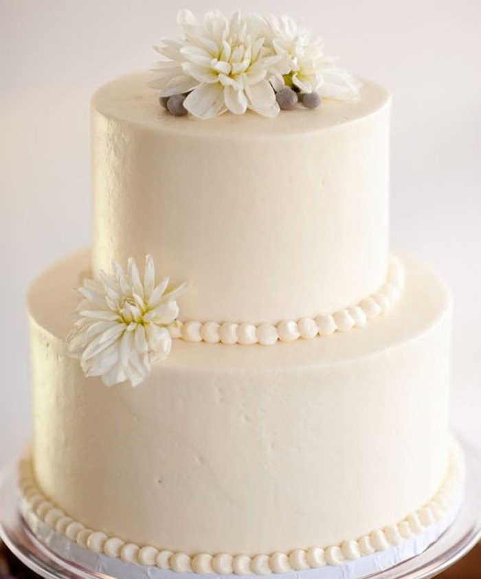 کیک دو طبقه با روکش گاناش سفید 