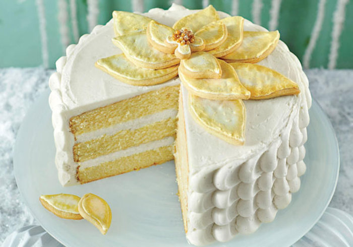 کیک سه لایه با لایه میانی و رویه گاناش سفید