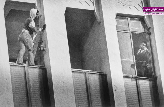 این عکس مربوط به یک داستان حیرت آور از زندگی محمد علی کلی است. در سال 1981 محمدعلی که در حال گذشتن از کنار این ساختمان بود متوجه مردی می شود که قصد خودکشی را دارد. وی از پلیس می خواهد که به او اجازه بدهند تا این مرد را از این کار منصرف کند و در این کار نیز موفق می شود