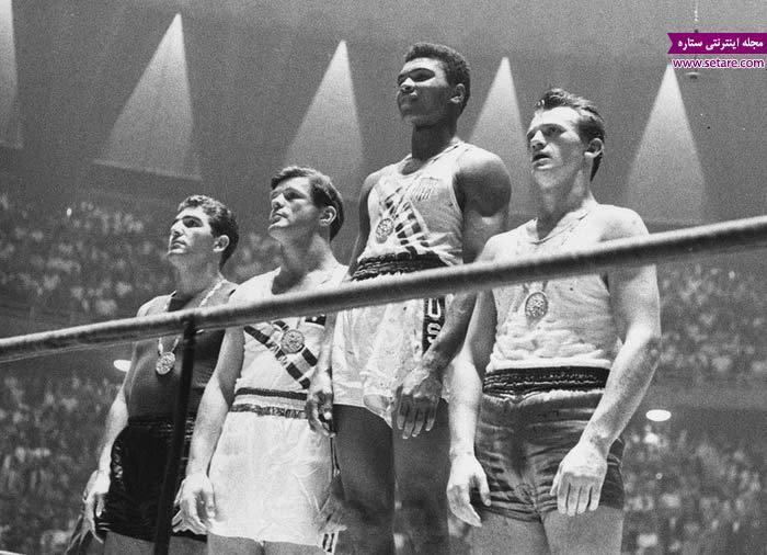 عکس محمد علی کلی در سن 18 سالگی و بر سکوی قهرمانی بوکس سنگین المپیک 1960 - مدال طلا بر گردن محمد علی آویخته شده است